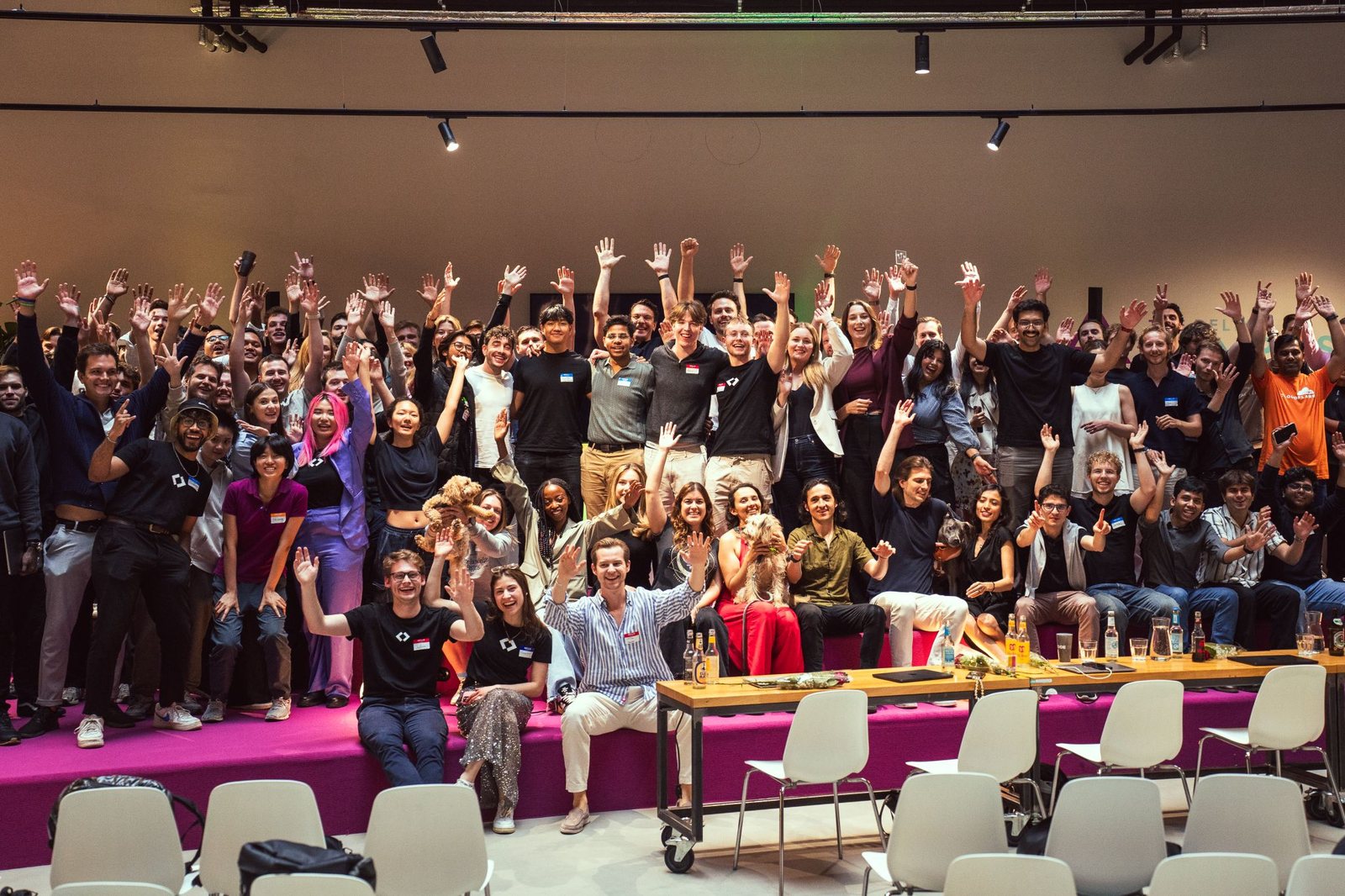 Die Teilnehmenden des Summer Up Hackatron auf der Bühne der CODE University in Berlin